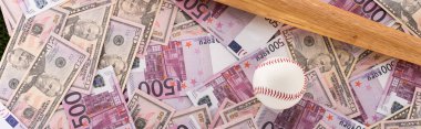 Avro ve dolar banknotlarında beyzbol sopası ve topunun panoramik çekimi, spor bahisleri konsepti