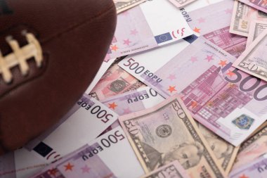 rugby topunun Euro ve dolar banknotlarına odaklanması, spor bahisleri konsepti