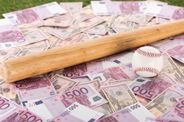 Avro ve dolar banknotları üzerine beysbol sopası ve topunun seçici odak noktası, spor iddiaları konsepti