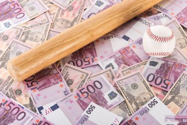Avro ve dolar banknotlarında beyzbol sopası ve top, spor bahisleri konsepti
