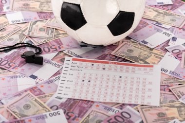 Futbol topu, ıslık ve bahis listesi Euro ve dolar banknotları, spor bahisleri konsepti