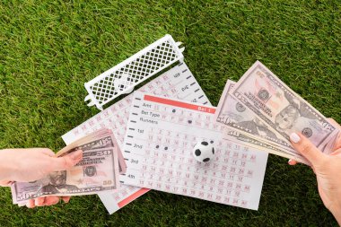 Oyuncak futbol topları, kapılar ve yeşil çimenler üzerine bahis listeleri, spor bahisleri konsepti