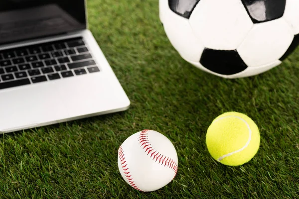 Fotboll Baseball Och Tennisbollar Nära Laptop Grönt Gräs Sportspel Koncept — Stockfoto