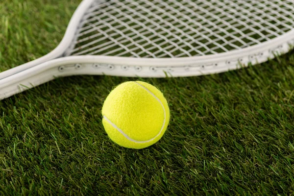 Raqueta Tenis Pelota Sobre Hierba Verde Concepto Apuestas Deportivas — Foto de Stock