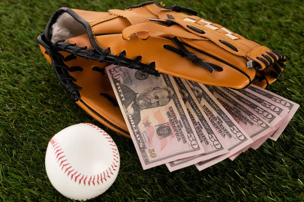 Banconote Dollaro Nel Guanto Baseball Vicino Alla Palla Sull Erba — Foto Stock