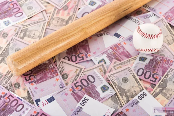 Ρόπαλο Του Μπέιζμπολ Και Μπάλα Στα Τραπεζογραμμάτια Ευρώ Και Δολαρίου — Φωτογραφία Αρχείου
