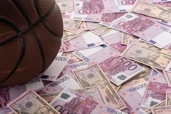 Vista Cerca Pelota Baloncesto Billetes Euro Dólar Concepto Apuestas Deportivas — Foto de Stock