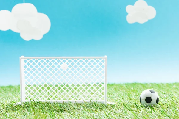 Παιχνίδι Πύλες Ποδοσφαίρου Και Μπάλα Στο Πράσινο Γρασίδι Μπλε Φόντο — Φωτογραφία Αρχείου