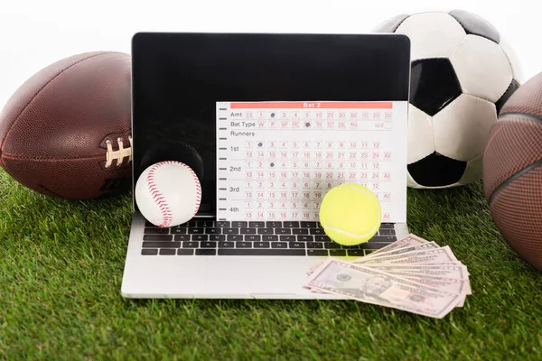 Laptop Der Nähe Von Sportbällen Und Wettliste Auf Grünem Gras — Stockfoto