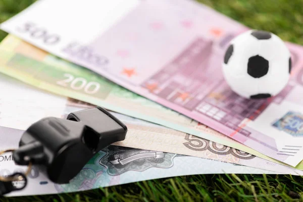 Enfoque Selectivo Silbato Pelota Fútbol Juguete Billetes Euros Hierba Verde —  Fotos de Stock