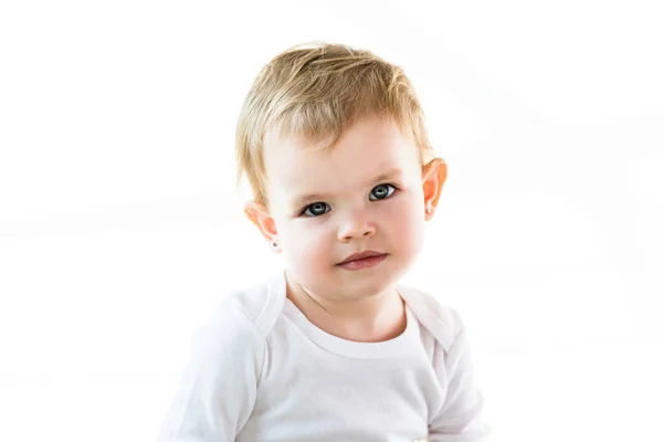Lindo niño con pelo rubio mirando a la cámara aislada en blanco - foto de stock