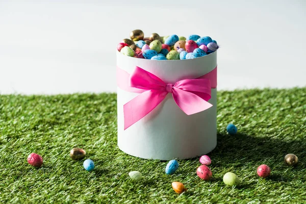 Caixa de presente com codorniz multicolorida ovos de Páscoa na grama verde isolado em cinza — Fotografia de Stock