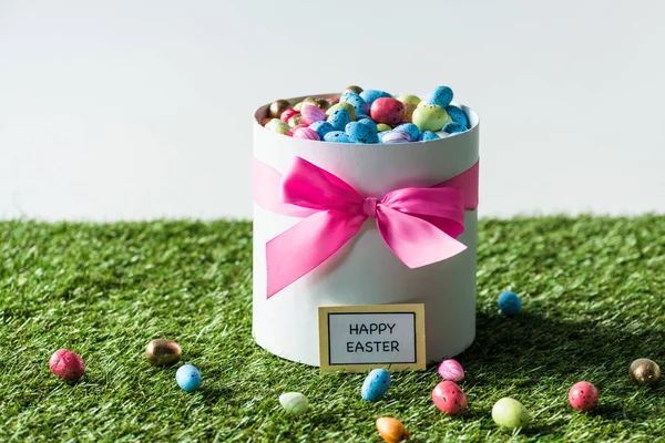 Confezione regalo con uova di Pasqua e felice biglietto di Pasqua isolato su grigio — Foto stock