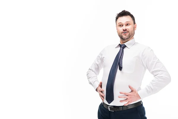 Gordito hombre en formal desgaste tocando vientre y sonriendo aislado en blanco con espacio de copia - foto de stock