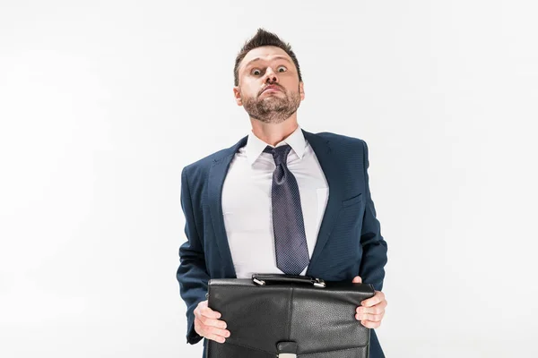 Gordito hombre de negocios sosteniendo maletín y mirando a la cámara aislada en blanco - foto de stock