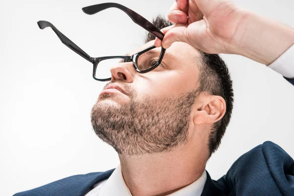 Paffuto barbuto uomo tenendo gli occhiali e guardando in alto isolato su bianco — Foto stock