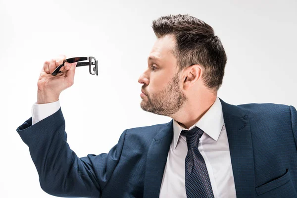 Gordinha homem no formal desgaste segurando óculos no branco — Fotografia de Stock