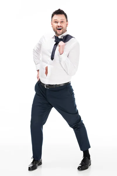 Aufgeregter übergewichtiger Mann in enger formaler Kleidung blickt in die Kamera auf weiß — Stockfoto