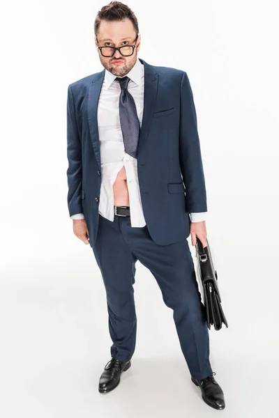 Uomo d'affari in sovrappeso in stretto abbigliamento formale e occhiali in possesso di valigetta su bianco — Foto stock