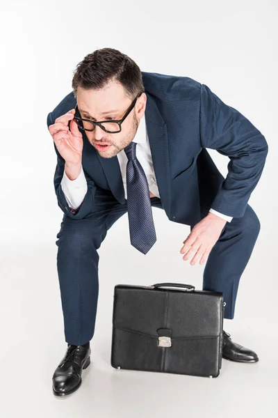 Gordito hombre de negocios en ropa formal con maletín en blanco - foto de stock