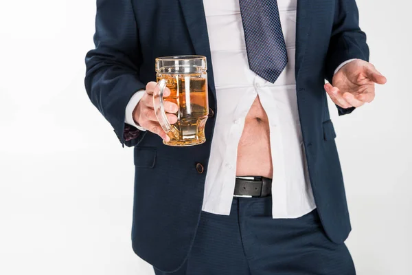 Vue recadrée de l'homme en surpoids dans l'usure formelle tenant verre de bière et geste isolé sur blanc — Photo de stock