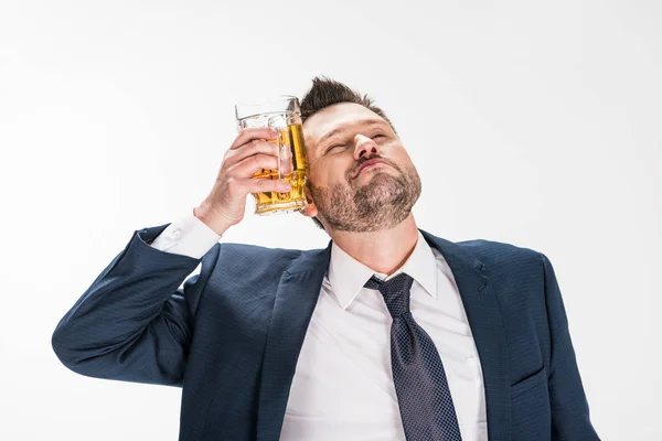 Пухкий чоловік в офіційному одязі позує зі склянкою пива на білому — стокове фото