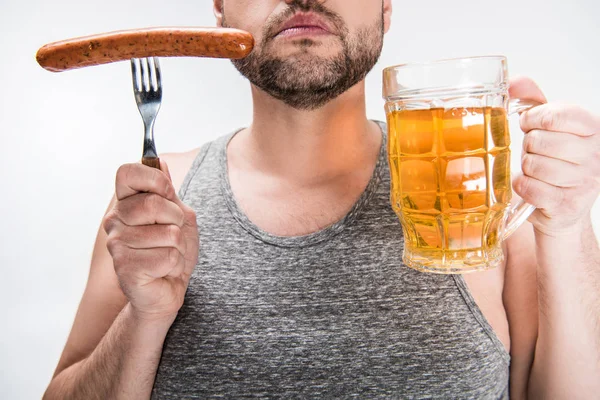 Vista cortada de homem gordinho segurando salsicha e vidro de cerveja isolado em branco — Fotografia de Stock