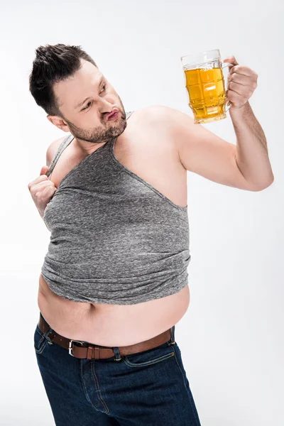 Избыточный вес человек дуть губы и держа стакан пива изолированы на белом — стоковое фото