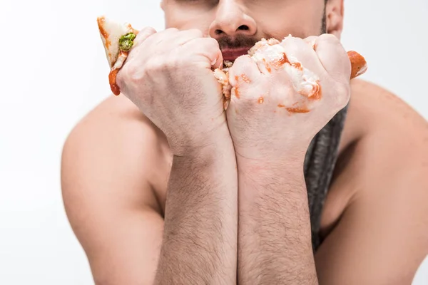 Abgeschnittene Ansicht eines übergewichtigen Mannes, der Hot Dog in die Hände drückt, isoliert auf weißem Grund — Stockfoto