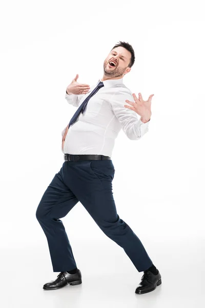 Aufgeregter übergewichtiger Mann in enger formaler Kleidung gestikuliert mit den Händen auf weißem Hintergrund — Stockfoto