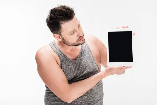 Homme en surpoids montrant tablette numérique avec écran blanc isolé sur blanc — Photo de stock