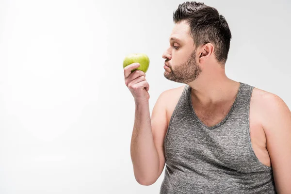 Homem com sobrepeso segurando maçã verde isolado no branco com espaço de cópia — Fotografia de Stock