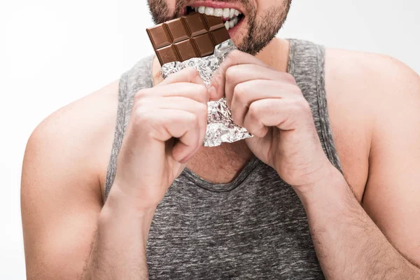 Teilansicht des pummeligen Mannes, der Schokolade isoliert auf Weiß isst — Stockfoto