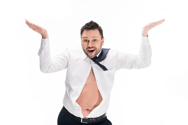 Glücklicher übergewichtiger Mann in enger formaler Kleidung, der achselzuckend Geste macht, isoliert auf weiß — Stockfoto