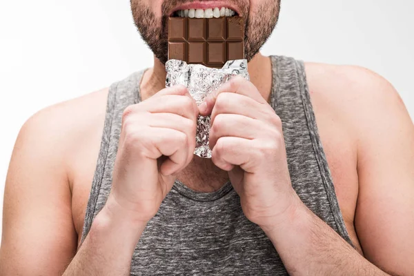 Vue recadrée d'homme potelé mangeant du chocolat isolé sur blanc — Photo de stock