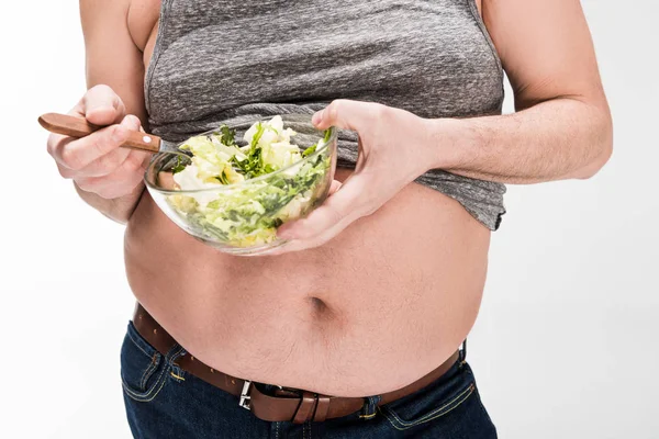 Abgeschnittene Ansicht von übergewichtigen Mann mit Schüssel Salat isoliert auf weiß — Stockfoto
