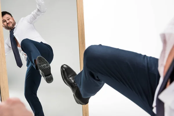 Homme potelé en colère dans l'usure formelle frapper miroir isolé sur blanc — Photo de stock