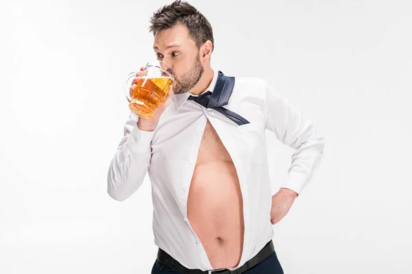 Homem com sobrepeso em camisa apertada vidro de cerveja isolado em branco — Fotografia de Stock