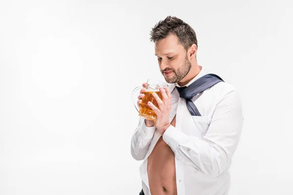 Übergewichtiger Mann im engen Hemd mit einem Glas Bier auf weißem Hintergrund und Kopierraum — Stockfoto