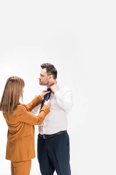 Mulher de terno ajustando laço de homem com sobrepeso isolado em branco com espaço de cópia — Fotografia de Stock