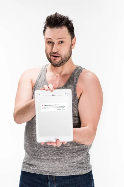 Hombre con sobrepeso mirando a la cámara y mostrando tableta digital con aplicación vkontakte en la pantalla aislada en blanco - foto de stock