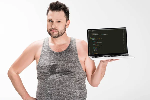 Übergewichtiger Mann blickt auf Kamera und hält Laptop mit Microsoft-Windows-Software auf dem Bildschirm isoliert auf weiß — Stockfoto