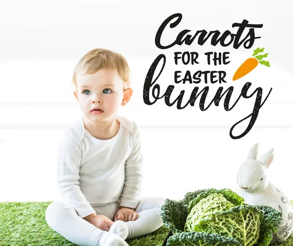 Мила дитина сидить біля солоної капусти та декоративного кролика з морквою для ілюстрації великоднього кролика на білому тлі — стокове фото