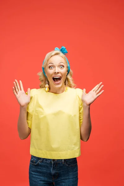 Aufgeregte blonde Frau mit blauem Stirnband gestikuliert auf Rot — Stockfoto