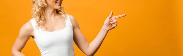 Colpo panoramico di donna bionda che punta con il dito sull'arancio — Foto stock