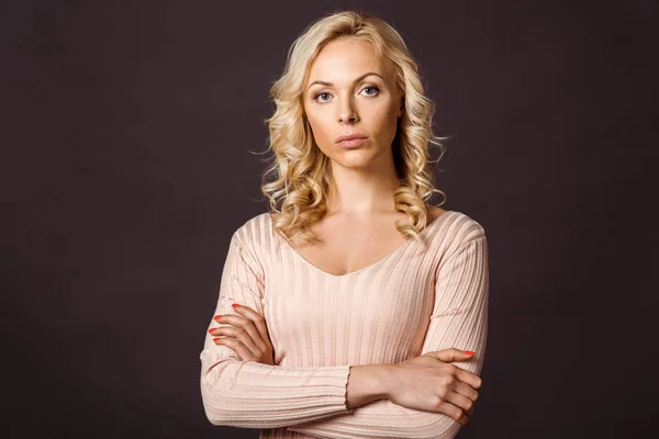 Confiant attrayant femme debout avec les bras croisés isolé sur noir — Photo de stock