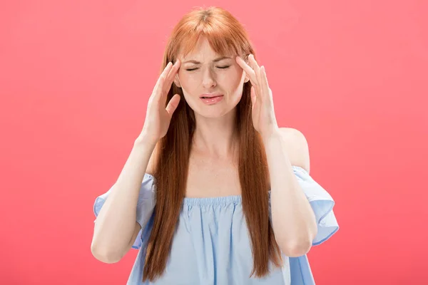Vue de face de rousse jeune femme avec mal de tête toucher la tête isolé sur rose — Photo de stock