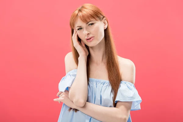 Ruiva jovem mulher com dor de cabeça tocando cabeça isolada em rosa — Fotografia de Stock