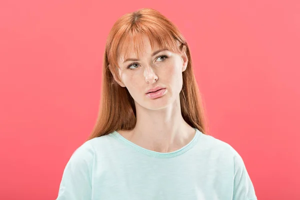 Vue de face de coûteuse rousse jeune femme regardant loin isolé sur rose — Photo de stock