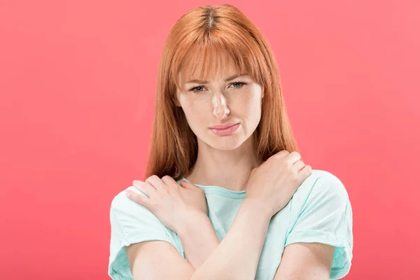 Vue de face de bouleversé rousse fille en t-shirt regarder caméra isolé sur rose — Photo de stock